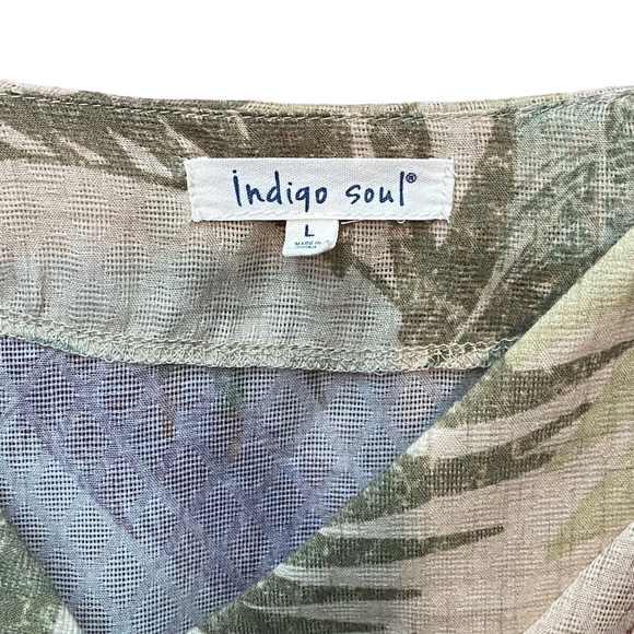 Indigo Soul Feather Tropical Print V-Neck Roll Tab Sleeves Top - Women’s Large - Picture 9 of 13